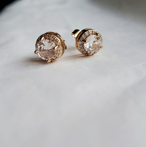 New Elegant Gold Stud Earrings - Picture 5 of 6